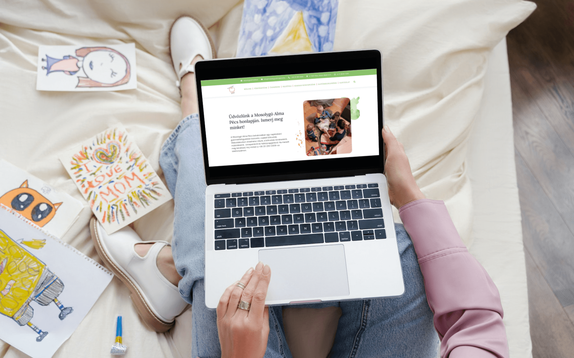 mosolygo-alma-pecs-laptop-mockup-bizzi-design